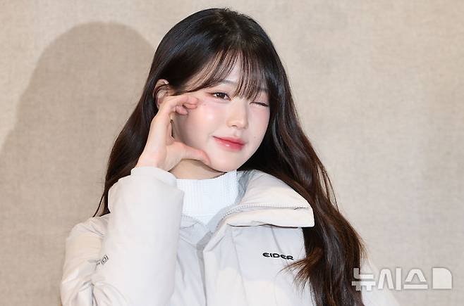 [서울=뉴시스] 황준선 기자 = 그룹 아이브의 장원영이 24일 서울 중구 명동 아이더 샤모니명동점에서 열린 아이더 ‘캐시미어 코트 다운’ 출시 기념 팝업스토어 행사에 참석해 포토타임을 가지고 있다.  2024.11.24. hwang@newsis.com