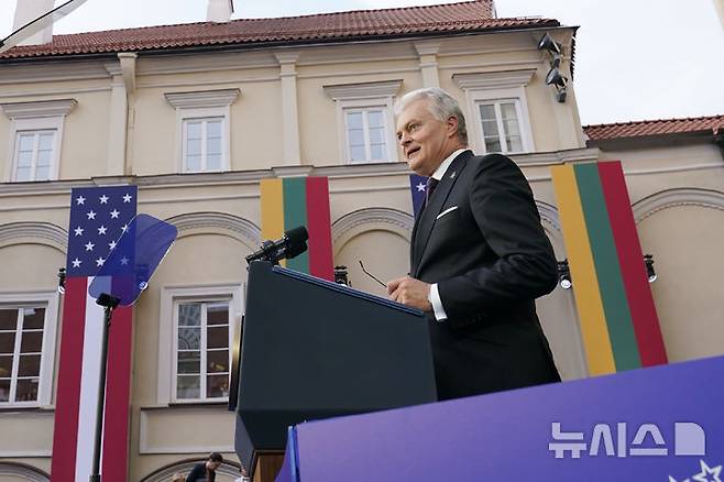 [빌뉴스(리투아니아)=AP/뉴시스]기타나스 나우세다 리투아니아 대통령이 2023년 7월12일 리투아니아 수도 빌뉴스의 빌뉴스 대학에서 연설하고 있다. 그는 17일 리투아니아가 2026년부터 국내총생산(GDP)의 5~6%로 국방비 지출을 늘리기로 결정했다고 밝혔다. 2025.01.17.