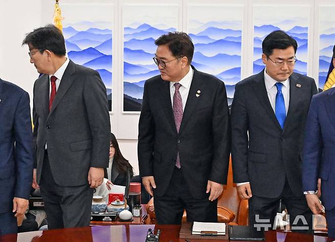 [서울=뉴시스] 조성우 기자 = 우원식 국회의장이 17일 서울 여의도 국회에서 열린 국회의장 주재 여야 원내대표 회동 시작에 앞서 기념촬영을 마친뒤 자리로 이동하고 있다. 사진 왼쪽부터 권성동 국민의힘 원내대표, 우 의장, 박찬대 더불어민주당 원내대표. (공동취재) 2025.01.17. photo@newsis.com