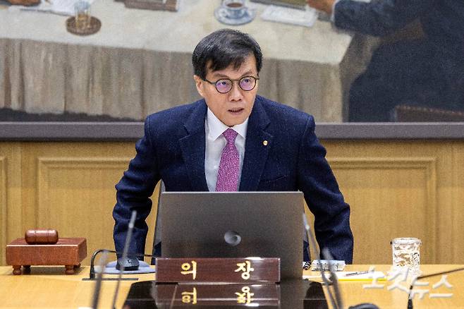 이창용 한국은행 총재가 16일 오전 서울 중구 한국은행에서 금융통화위원회에 참석해 자리에 앉고 있다. 사진공동취재단
