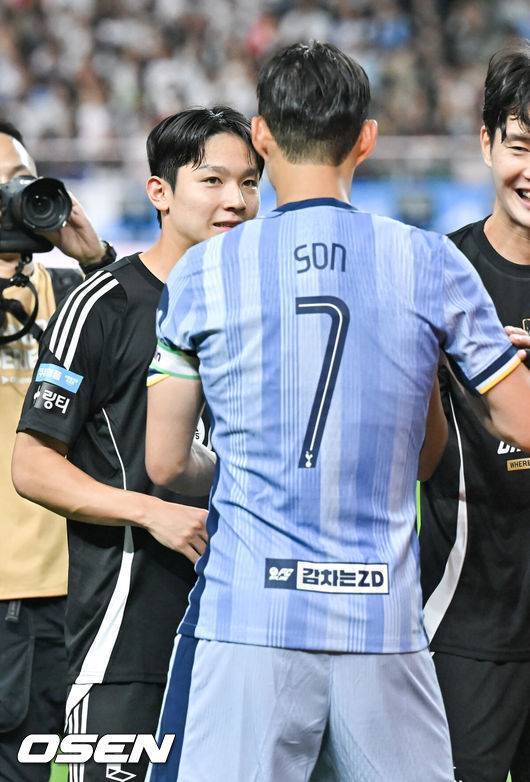 [OSEN=서울월드컵경기장, 박준형 기자] 31일 오후 서울월드컵경기장에서 쿠팡플레이 시리즈 토트넘 VS 팀 K리그 경기가 열렸다.토트넘은 지난 2022년 손흥민과 함께 방한해 팀 K리그, 세비야와 친선경기를 진행했다. 이번에는 팀 K리그에 이어 김민재가 뛰고 있는&nbsp;바이에른 뮌헨과 맞붙는다.경기에 앞서 양민혁이 손흥민과 인사를 나누고 있다  2024.07.31 / soul1014@osen.co.kr