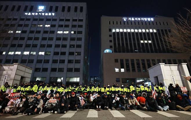 고위공직자범죄수사처(공수처)가 1월17일 서울서부지방법원에 윤석열 대통령의 구속영장을 청구했다. 사진은 이날 오후 서울 마포구 서부지법 인근에서 윤 대통령 지지자들이 경찰과 대치하고 있다. ⓒ 연합뉴스