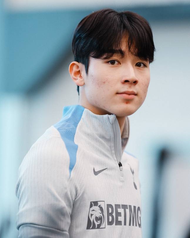 ▲&nbsp;양민혁이 '차세대 손흥민'으로 언급되며 '손(Son)의 아들(Son)'로 불리는 것에 대해서는 "난 아직 여기 있다"며 웃은 뒤 "양민혁이 그 세대에서 최고의 선수로 거듭나도록 돕겠지만, 내 자리를 100％ 물려줄 생각은 없다. 그대로 계승하게 두진 않을 것"이라며 자기 힘으로 톱 레벨로 올라서야 한다는 의견을 피력했다.&nbsp; 지난 9일 2024-25시즌 리그컵(카라바오컵) 준결승 1차전 리버풀과 홈 경기에서 교체 명단에 처음 이름을 올리며 데뷔전을 향한 기대감을 끌어올렸다. 비록 양민혁은 출전하지 못했지만 처음으로 등번호 18번이 공개돼 데뷔전을 향한 기대감을 키웠다. ⓒ 토트넘 홋스퍼