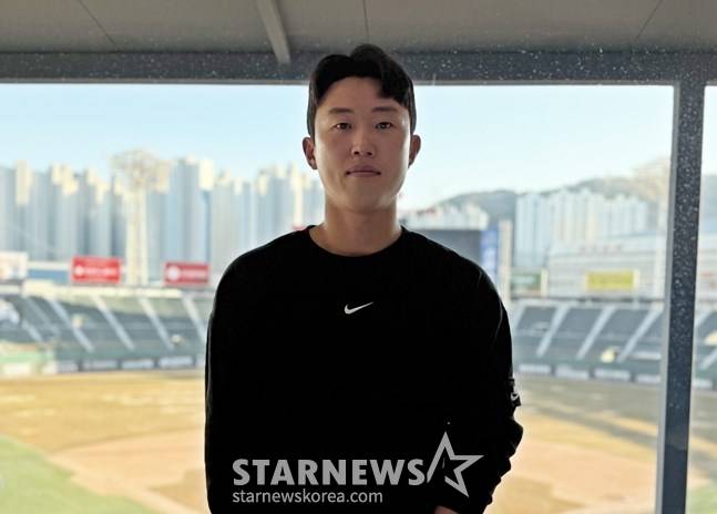 롯데 전민재가 인터뷰를 하고 있다. /사진=양정웅 기자