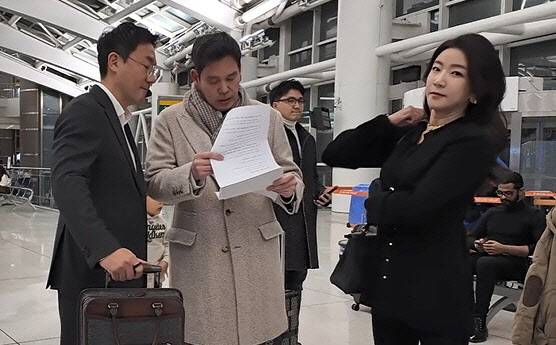 정용진(가운데) 신세계 회장이 배우자 한지희(오른쪽) 씨와 함께 뉴욕 J.F.K 공항에 입국한 뒤 인터뷰를 준비하고 있다. (사진=김상윤 특파원)