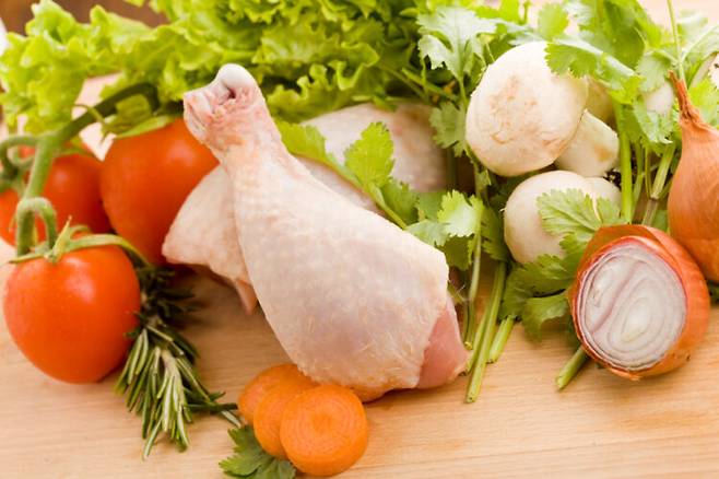 비타민 A, C, D, 오메가-3 지방산, 코큐텐 등은 활성산소를 제거해 항노화에 탁월하다. [사진=클립아트코리아]