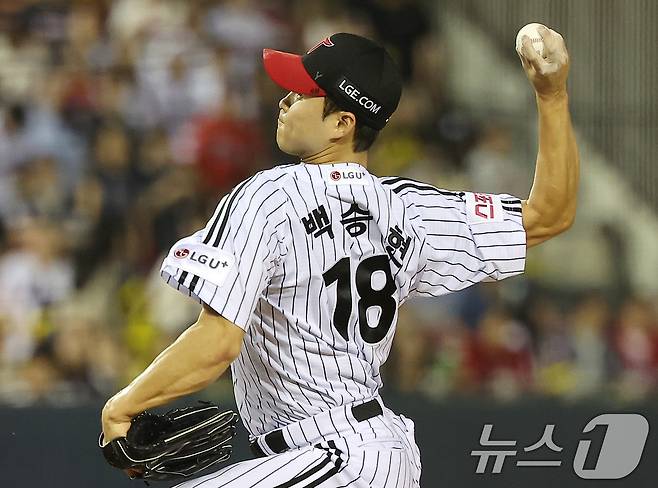 10일 오후 서울 송파구 잠실야구장에서 열린 프로야구 '2024 신한 SOL 뱅크 KBO리그' KIA 타이거즈와 LG 트윈스의 경기, LG 백승현이 10회초 등판해 힘차게 공을 던지고 있다. 2024.7.10/뉴스1 ⓒ News1 김진환 기자