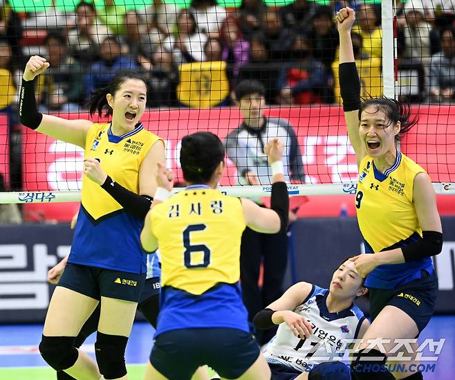 2세트 짜릿한 블로킹으로 득점을 따낸 나현수의 환호