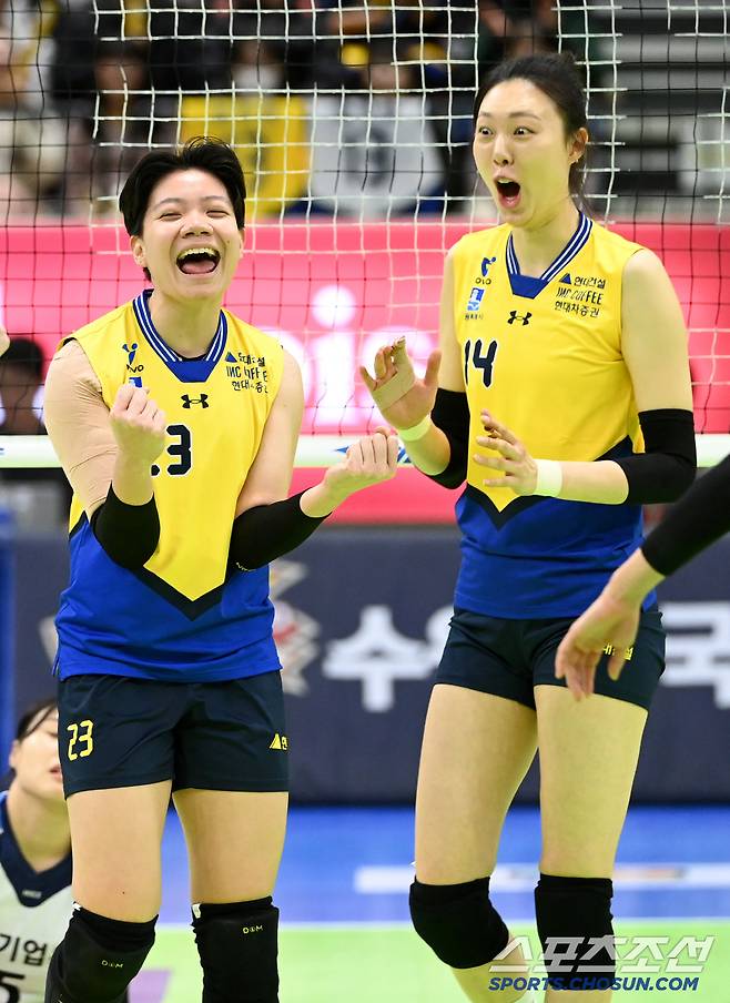 위파위를 보며 깜짝 놀란 양효진