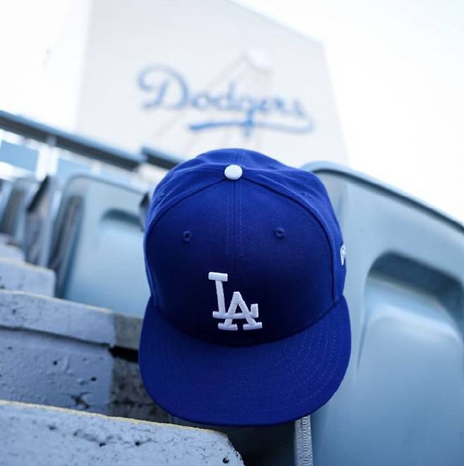 사사키 로키가 자신의 SNS에 올린 다저스타디움을 배경으로 찍은 다저스 모자. 사진출처=사사키로키 인스타그램