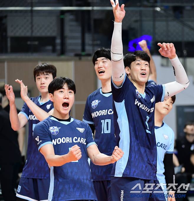 18일 장충체육관에서 열린 배구 V리그 남자부 우리카드와 삼성화재의 경기. 1세트 역전으로 따낸 우리카드 선수들. 장충동=송정헌 기자songs@sportschosun.com/2025.01.18/
