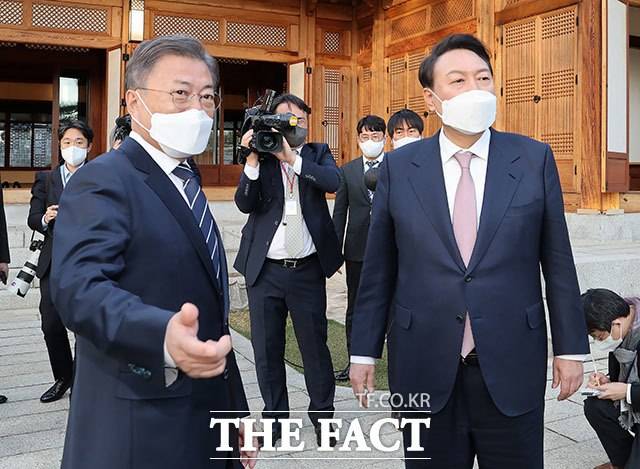 윤석열 대통령의 체포영장이 집행된 15일 문재인 전 대통령이 SNS에 "너무나 아프고 부끄러운 일이었지만 우리는 이를 새로운 시작으로 삼아야한다"라는 글을 올렸다. 지난 2022년 3월 당선자 신분이던 윤 대통령이 문 전 대통령과 만난 모습. /뉴시스