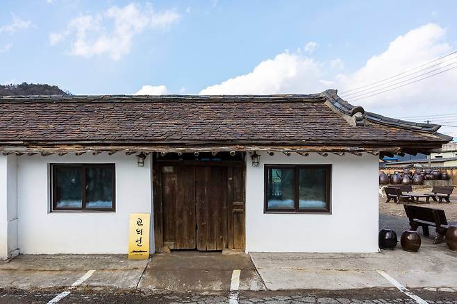 일영역에 내려 가볼 만한 한옥 카페 '교외선'. 장독대와 시골 개가 있는 마당 풍경이 정겹다. / 양수열 영상미디어 기자