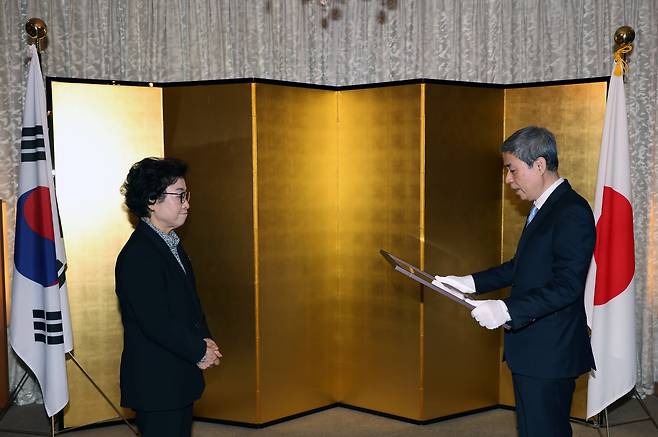 지난해 12월 20일 부산 수영구 주부산일본국총영사 관저에서 고 이수현씨의 모친인 신윤찬 LSH아시아장학회 명예회장이 쿠리타 신이치 수석영사로부터 일본 정부의 훈장인 '욱일쌍광장'을 받고 있다. /연합뉴스