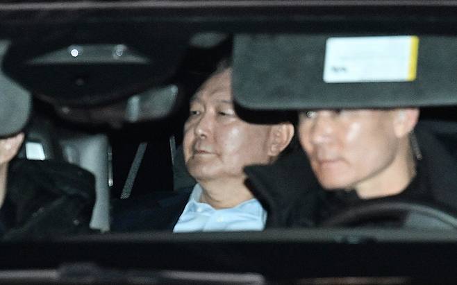 윤석열 대통령이 15일 오후 경기 과천 고위공직자범죄수사처(공수처)에서 조사를 마치고 차량으로 서울구치소로 이동하고 있다. /뉴스1