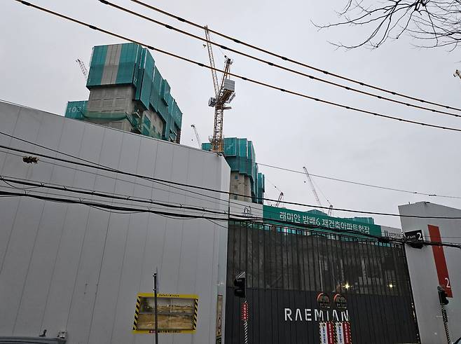 지난 16일 오후 서울 서초구 방배동 ‘래미안 원페를라’ 공사현장. /방재혁 기자