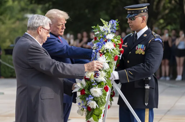 도널드 트럼프(왼쪽 두번째) 미국 대통령 당선인이 지난해 8월 24일 버지니아주 알링턴 국립묘지에서 헌화하고 있다. ⓒAP/연합뉴스