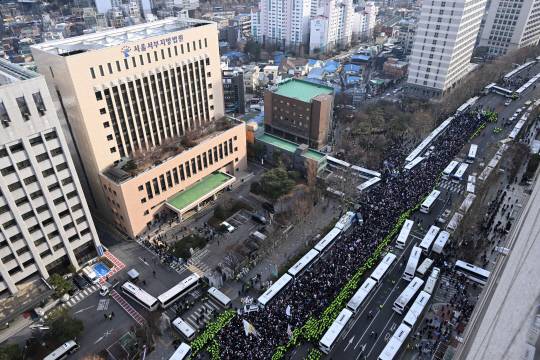 12·3 비상계엄 내란수괴·직권남용 혐의로 체포된 윤석열 대통령의 구속 전 피의자심문(영장실질심사)이 열린 18일 서울 마포구 서울서부지방법원 앞에서 윤 대통령 지지자들이 집회를 하고 있다.<연합뉴스 사진>