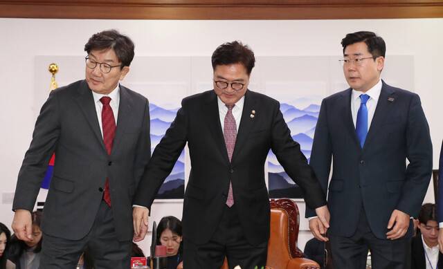 우원식 국회의장과 권성동 국민의힘 원내대표, 박찬대 더불어민주당 원내대표가 17일 ‘내란 특검법’ 협상에 앞서 사진 취재에 응하고 있다. 공동취재사진