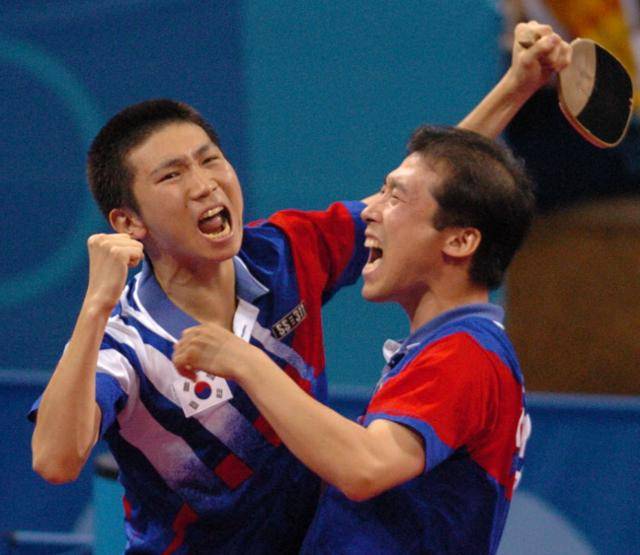2004년 아테네 올림픽 탁구 남자단식 결승에서 중국의 왕하오를 꺾고 금메달이 확정되자 환호하는 유승민(왼쪽)과 김택수 코치. 한국일보 자료사진