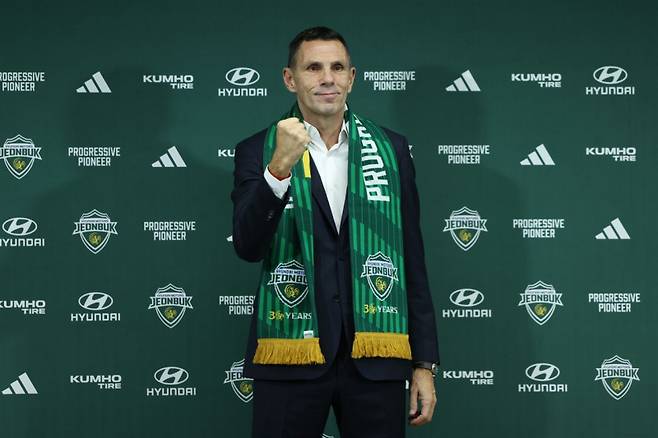 전지훈련 때 삼겹살 파티를 한 전북의 전 감독 단 페트레스쿠와 비교되게 포옛은 선수단 식단에 올라온 불고기의 양념과 간에도 일일이 지적을 한다. 사진은 전북의 9대 감독으로 부임한 포옛.&nbsp; 전북 현대 제공