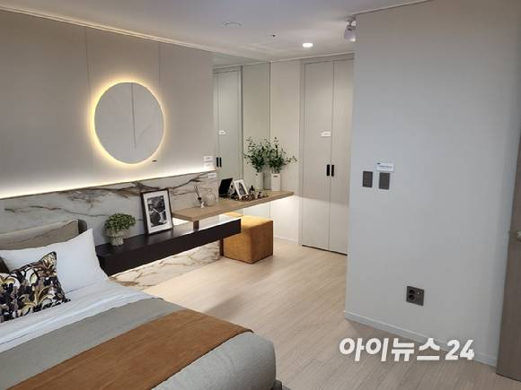 17일 서울 송파구 래미안갤러리에 마련된 '래미안 원페를라' 전용 84㎡B 유니트 안방. [사진=이수현 기자]