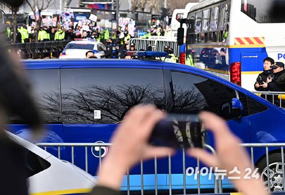 내란 수괴와 직권남용 등의 혐의를 받는 윤석열 대통령의 구속 전 피의자 심문(영장실질심사)을 앞둔 18일 서울 마포구 서부지방법원에 윤 대통령이 탑승한 호송차량이 도착하고 있다. [사진=곽영래 기자]