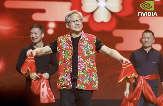 젠슨황 엔비디아 CEO가 지난해 1월 중국 상하이 엔비디아 지사에서 설날 행사에 참석한 모습. 사진 웨이보