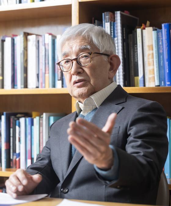 최장집 고려대 명예교수가 13일 서울 광화문 사무실에서의 인터뷰에서 “국내외적 위기가 완전히 중첩된 위기 상황”이라고 말했다. 최기웅 기자