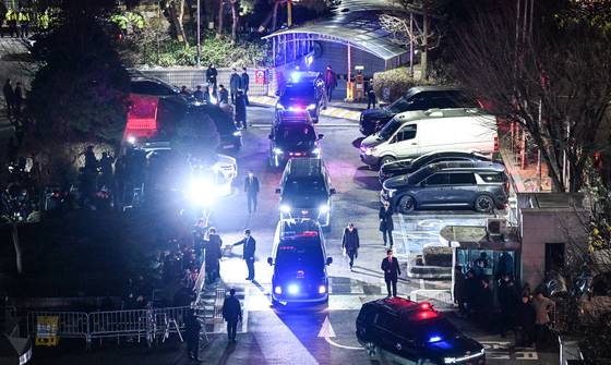 윤석열 대통령에 대한 구속 전 피의자심문(영장실질심사)이 열린 18일 서울 마포구 서울서부지법에서 윤 대통령을 태운 호송차와 경호차가 영장실질심사를 마친 뒤 법원을 나서고 있다. 연합뉴스