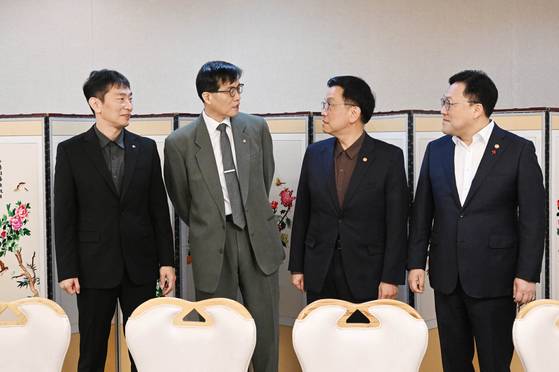 최상목 대통령 권한대행 부총리 겸 기획재정부 장관이 17일 오전 서울 세종로 정부서울청사에서 거시경제·금융현안간담회(F4 회의) 진행에 앞서 참석자들과 대화하고 있다. 왼쪽부터 이복현 금감원장, 이창용 한국은행 총재, 최 권한대행, 김병환 금융위원장. [사진 기획재정부]