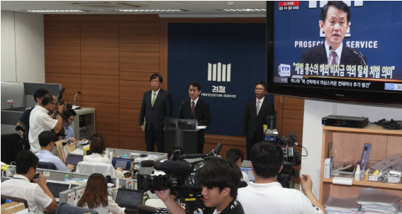 지난 2013년 7월 18일 서울 고검에서 박정식 당시 제3차장 검사가 CJ그룹 수사 결과를 발표하고 있다.  검찰은 수천억 원대 비자금을 조성해 운용하면서 2,078억 원의 횡령·배임 및 탈세 범죄를 저지른 혐의로 이재현 회장을 구속기소 했다.