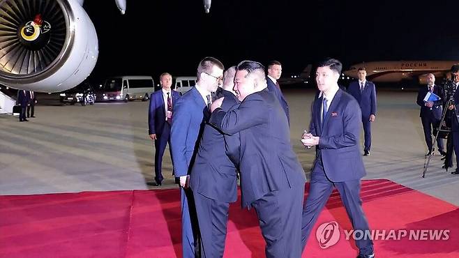 김정은 북한 국무위원장이 지난 6월 19일 새벽 평양에 도착한 블라디미르 푸틴 러시아 대통령을 영접했다고 조선중앙TV가 보도했다 / 사진=연합뉴스
