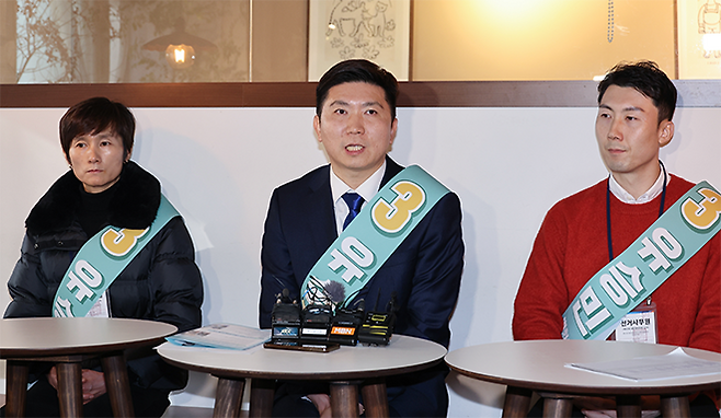 유승민(가운데) 제42대 대한체육회장 후보가 2024년 12월26일 기자간담회에서 발언하고 있다. 왼쪽은 현정화, 오른쪽은 김택수 감독. 사진=연합뉴스 제공