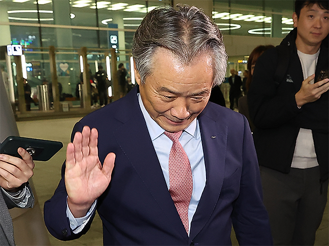 이기흥 대한체육회장이 세계올림픽도시연합 스포츠 서밋 출장을 마치고 2024년 11월13일 귀국한 후 인천국제공항 제2여객터미널을 떠나고 있다. 사진=연합뉴스 제공