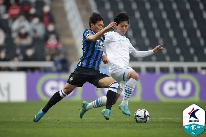 김준호(사진 오른쪽). 사진=한국프로축구연맹