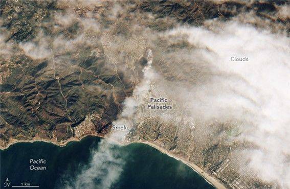 기상청 위탁관측기관 고려대기환경연구소가 18일 NASA(미국항공우주국)와 NOAA(미해양대기청)에서 수신한 위성 영상. 산불이 처음 세력을 형성한 지난 7일 거대한 양의 연기가 캘리포니아 해안과 육지를 뒤덮고 있다. (사진=고려대기환경연구소)