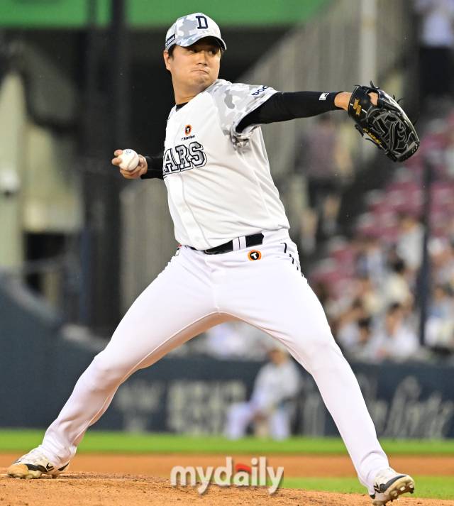 2024년 6월 19일 서울 잠실구장에서 '2024 신한 SOL Bank KBO리그' NC 다이노스와 두산 베어스의 경기가 열렸다. 두산 이영하가 6회초 역투하고 있다./마이데일리