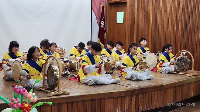 10일 서울 종로구 재동초등학교 제127회 졸업식에서 사물놀이 동아리 ‘천둥소리패’가 졸업생들을 위한 축하 무대를 꾸미고 있다. 안효정 기자.