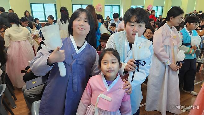 10일 서울 종로구 재동초등학교 제127회 졸업식에서 6학년 학생들이 1학년으로부터 꽃다발을 받고 기념사진을 찍고 있다. 안효정 기자.