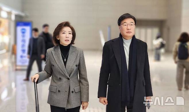 [서울=뉴시스]나경원 의원은 18일 자신의 사회관계망서비스(SNS)에 글을 올려 "트럼프 최측근으로부터 대통령 취임식과 무도회에 직접 초청 받았다"며 "또다른 취임식에 초청받은 강민국·조정훈·김대식 의원과 함께 국민의힘 방미단을 구성, 18일부터 23일까지 방미한다"고 밝혔다. 사진은 나 의원과 김대식 의원 (사진 = 나경원 페이스북 갈무리) 2025.01.18 photo@newsis.com