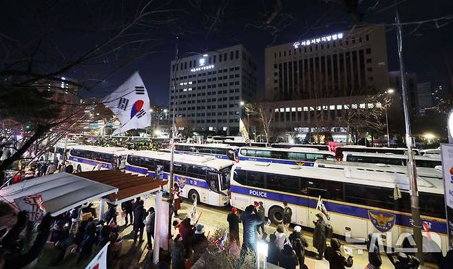 [서울=뉴시스] 김근수 기자 = 내란 수괴와 직권남용 등의 혐의를 받는 윤석열 대통령의 구속 전 피의자 심문(영장실질심사)이 종료된 18일 서울 마포구 서울서부지방법원 일대 도로에 경찰 버스가 배치되어 있다. (공동취재) 2025.01.18. photo@newsis.com