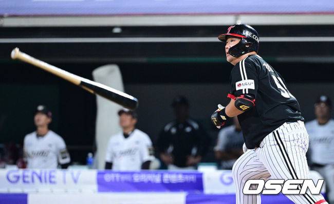 [OSEN=수원, 최규한 기자] 30일 오후 경기도 KT위즈파크에서 ‘2024 신한은행 SOL Bank KBO리그’ KT 위즈와 LG 트윈스 경기가 열렸다.이날 홈팀 KT는 엄상백, 방문팀 LG는 디트릭 엔스를 선발로 내세웠다.6회초 1사 2루 상황 대타로 나선 LG 김범석이 좌익수 플라이를 치고 있다. 2024.08.30 / dreamer@osen.co.kr