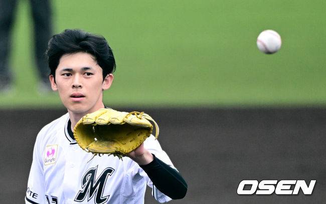 [OSEN=오키나와(일본), 조은정 기자]&nbsp;25일 일본 오키나와 니시자키 야구장에서 롯데 자이언츠와 일본프로야구 구단 지바 롯데 마린즈의 친선전이 열렸다.1회초 지바 롯데 선발 사사키가 피칭을 준비하고 있다. 2024.02.25 /cej@osen.co.kr