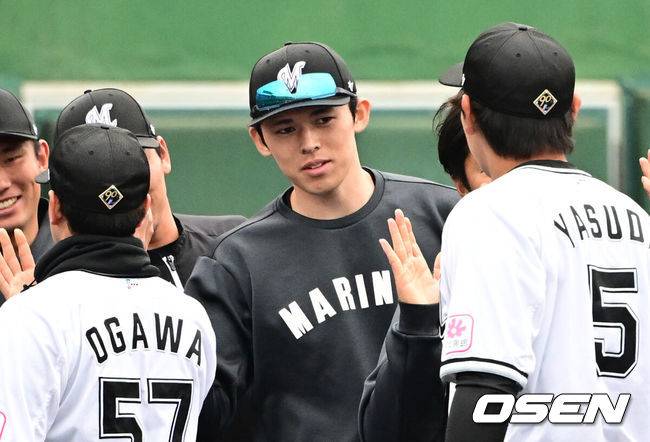 [OSEN=오키나와(일본), 조은정 기자]&nbsp;25일 일본 오키나와 니시자키 야구장에서 롯데 자이언츠와 일본프로야구 구단 지바 롯데 마린즈의 친선전이 열렸다. 이날 지바 롯데가 롯데 자이언츠를 상대로 8-1 승리를 거뒀다.롯데 지바 사사키가 승리를 기뻐하고 있다. 2024.02.25 /