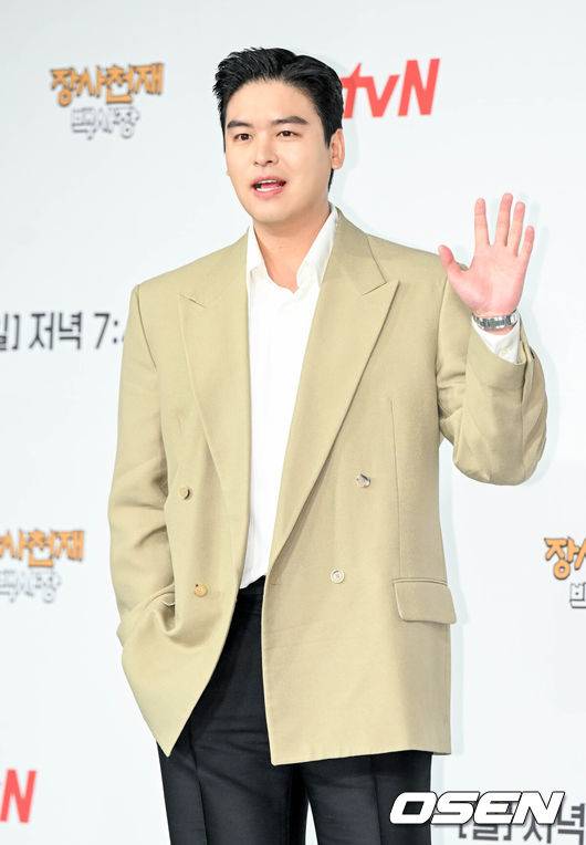 [OSEN=조은정 기자] tvN 새 예능프로그램 '장사천재 백사장’ 제작 발표회가 29일 오전&nbsp;서울 마포구 도화동 서울가든호텔에서 열렸다.배우 이장우가 포즈를 취하고 있다. 2023.03.29 /cej@osen.co.kr