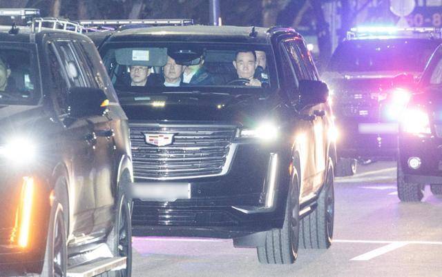 내란 우두머리 등 혐의로 체포된 윤석열 대통령이 15일 고위공직자범죄수사처에서 조사를 받은 후 경호차량을 타고 경기 의왕시 서울구치소로 이동하고 있다. 뉴스1