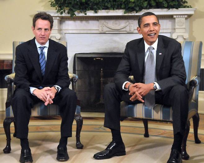 오바마 정부 시절, 티머시 가이트너(왼쪽)가 재무장관으로 지명되자 그와 연관된 ‘금융 테마주’들의 주가가 치솟았다. ⓒEPA