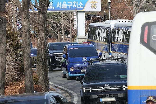 내란 우두머리 혐의로 체포된 윤석열 대통령이 탑승한 차량 행렬이 18일 경기도 의왕시 서울구치소에서 나와 구속 전 피의자심문(영장실질심사)이 열리는 서울서부지법으로 향하고 있다. @연합뉴스