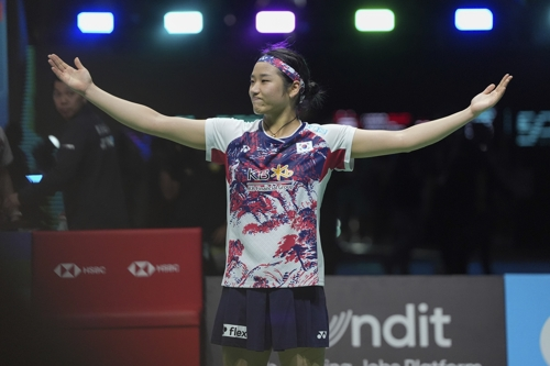 안세영이 지난 12일 말레이시아 오픈 여자단식 결승에서 중국 왕즈이를 꺾고 우승한 뒤 기뻐하고 있다. AP연합뉴스